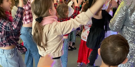 Powiększ grafikę: bal-karnawalowy-669812.jpg