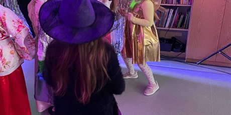 Powiększ grafikę: bal-karnawalowy-669815.jpg