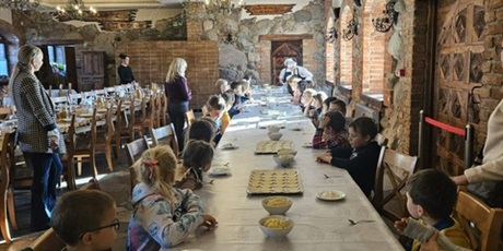 Powiększ grafikę: interesujace-spotkanie-z-kaszubska-kultura-klas-1c-i-3b-649188.jpg