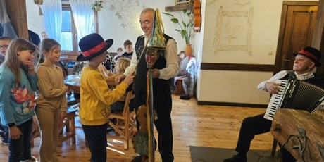 Powiększ grafikę: interesujace-spotkanie-z-kaszubska-kultura-klas-1c-i-3b-649189.jpg