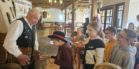 Powiększ grafikę: interesujace-spotkanie-z-kaszubska-kultura-klas-1c-i-3b-649190.jpg