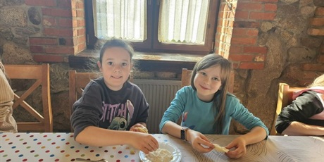 Powiększ grafikę: interesujace-spotkanie-z-kaszubska-kultura-klas-1c-i-3b-649195.jpg