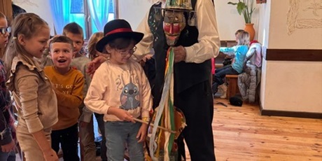 Powiększ grafikę: interesujace-spotkanie-z-kaszubska-kultura-klas-1c-i-3b-649952.jpg