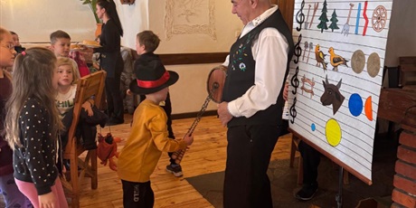 Powiększ grafikę: interesujace-spotkanie-z-kaszubska-kultura-klas-1c-i-3b-649956.jpg