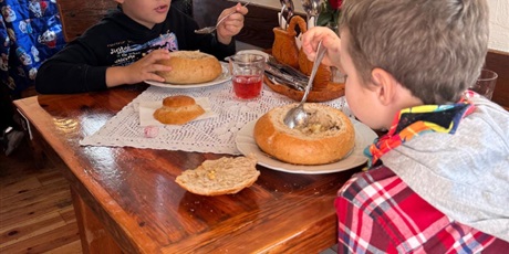 Powiększ grafikę: interesujace-spotkanie-z-kaszubska-kultura-klas-1c-i-3b-649957.jpg