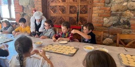 Powiększ grafikę: interesujace-spotkanie-z-kaszubska-kultura-klas-1c-i-3b-649959.jpg