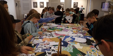 Powiększ grafikę: Uczniowie podczas wystawy o W. Szymborskiej