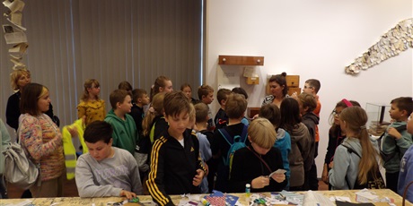 Powiększ grafikę: Uczniowie podczas wystawy o W. Szymborskiej