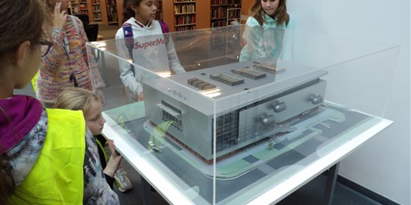 Powiększ grafikę: Uczniowie podczas zwiedzania biblioteki