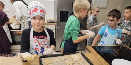 Powiększ grafikę: magia-swiat-z-basnia-i-pierniczkami-657870.jpg