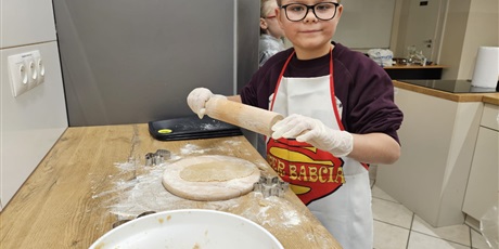 Powiększ grafikę: magia-swiat-z-basnia-i-pierniczkami-657871.jpg