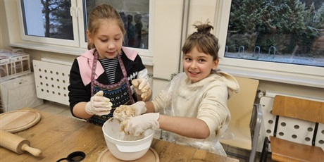 Powiększ grafikę: magia-swiat-z-basnia-i-pierniczkami-657872.jpg