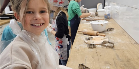 Powiększ grafikę: magia-swiat-z-basnia-i-pierniczkami-657874.jpg