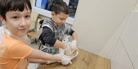 Powiększ grafikę: magia-swiat-z-basnia-i-pierniczkami-657879.jpg