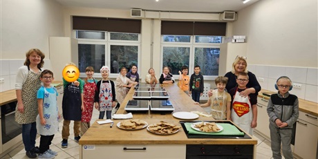 Powiększ grafikę: magia-swiat-z-basnia-i-pierniczkami-657880.jpg