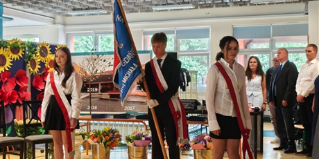 Powiększ grafikę: pozegnanie-klas-8-631813.jpg