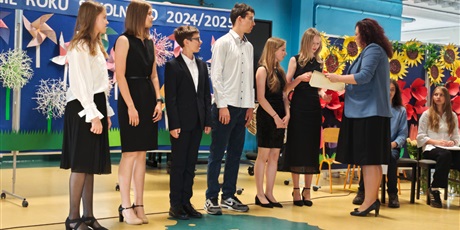 Powiększ grafikę: pozegnanie-klas-8-631814.jpg