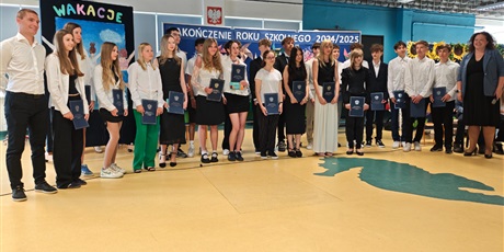 Powiększ grafikę: pozegnanie-klas-8-631817.jpg