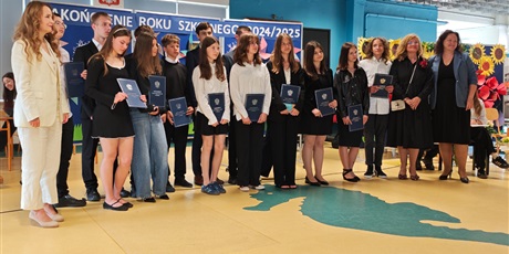 Powiększ grafikę: pozegnanie-klas-8-631818.jpg