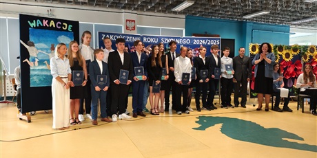 Powiększ grafikę: pozegnanie-klas-8-631820.jpg