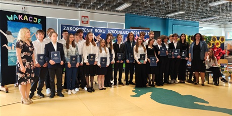 Powiększ grafikę: pozegnanie-klas-8-631821.jpg