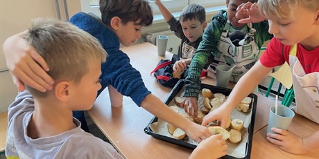 Powiększ grafikę: radosc-czytania-i-gotowania-656392.jpg