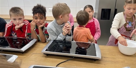 Powiększ grafikę: radosc-czytania-i-gotowania-674086.jpg