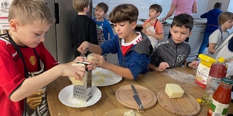 Powiększ grafikę: radosc-czytania-i-gotowania-674088.jpg