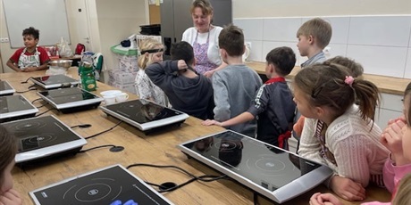 Powiększ grafikę: radosc-czytania-i-gotowania-674089.jpg