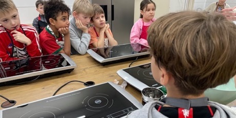 Powiększ grafikę: radosc-czytania-i-gotowania-674098.jpg