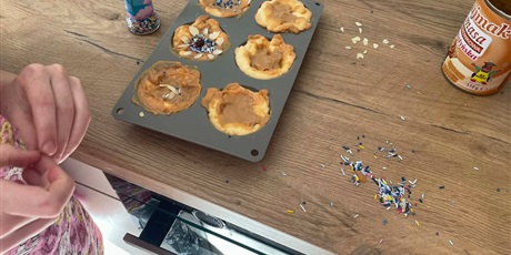 Powiększ grafikę: radosc-czytania-i-gotowania-685626.jpg