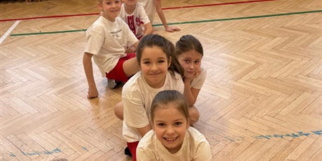 Powiększ grafikę: sztafety-w-klasach-drugich-676740.jpg