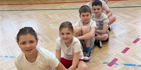 Powiększ grafikę: sztafety-w-klasach-drugich-676741.jpg