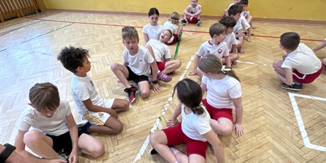 Powiększ grafikę: sztafety-w-klasach-drugich-676748.jpg