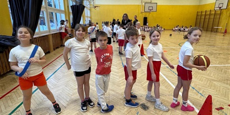 Powiększ grafikę: sztafety-w-klasach-drugich-676750.jpg