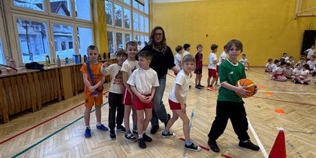 Powiększ grafikę: sztafety-w-klasach-drugich-676755.jpg