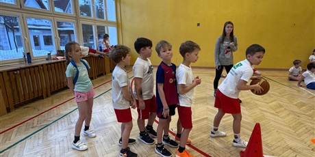 Powiększ grafikę: sztafety-w-klasach-drugich-676756.jpg