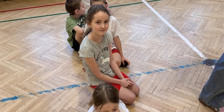 Powiększ grafikę: sztafety-w-klasach-drugich-676758.jpg