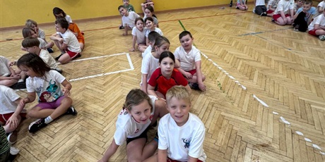 Powiększ grafikę: sztafety-w-klasach-drugich-676772.jpg