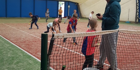 Uczniowie na zajęciach tenisa ACTIVE-ZONE