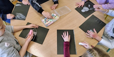 Powiększ grafikę: zajecia-tworcze-w-swietlicy-676140.jpg